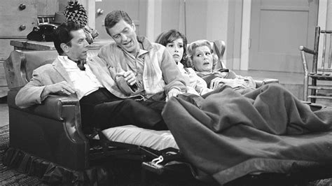  The Dick Van Dyke Show -  Sitcom ยุคทอง ที่ทำให้คุณหัวเราะจนท้องแข็ง และลืมปัญหาชีวิตไปชั่วคราว!